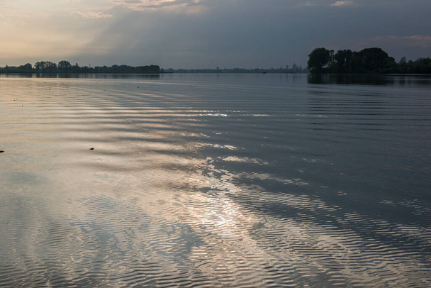 Сценічний вид на ріку Мінсіо під час заходу сонця, ломбардія, їталія. - Фото, зображення