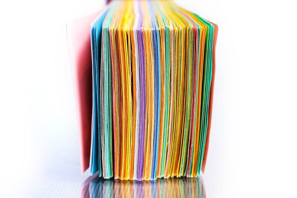 Renkli kağıt yığınını kapat - Fotoğraf, Görsel