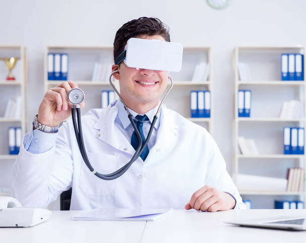 Jeune médecin avec vr casque de réalité virtuelle travaillant dans l'offi - Photo, image