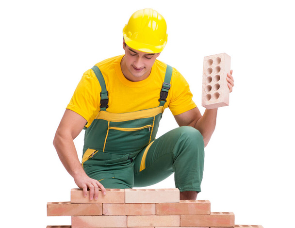 Yakışıklı inşaat işçisi tuğla duvar inşa ediyor. - Fotoğraf, Görsel