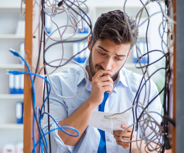 Eletricista tentando desembaraçar fios no conceito de reparo - Foto, Imagem