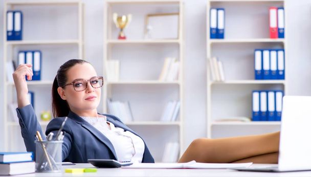 Bizneswoman pracuje w biurze przy biurku - Zdjęcie, obraz