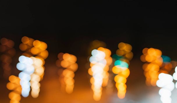 Immagine sfocata delle luci notturne sulla strada - Foto, immagini