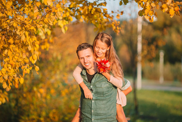 Rodina otce a dítěte na krásný podzimní den v parku - Fotografie, Obrázek