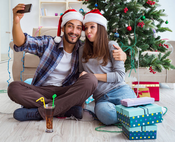 Mladý pár při selfie během Vánoc - Fotografie, Obrázek