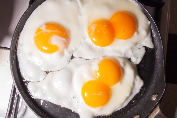 Smažená vejce v horním výhledu na pánev. Vejce se dvěma žloutky - Fotografie, Obrázek