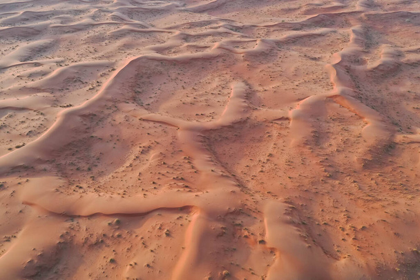 アラブ首長国連邦の砂丘砂漠の砂の波紋、地質景観とドバイの乾燥砂漠のドローンビュー  - 写真・画像