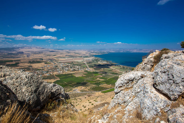 Uma vista do monte Arbel e do mar da Galiléia (Kineret) parte da trilha de Jesus, Israel
 - Foto, Imagem