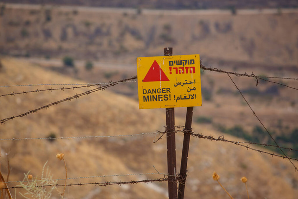 Ένα σημάδι Κινδύνου Ορυχείων στο Γκολάν Χάιτς - Φωτογραφία, εικόνα