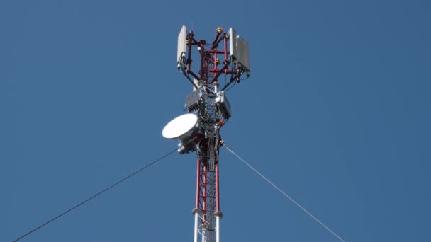Κυψελοειδής πύργος, που μεταδίδει δεδομένα, αναμεταδότες για κινητές επικοινωνίες και το Interne - Πλάνα, βίντεο