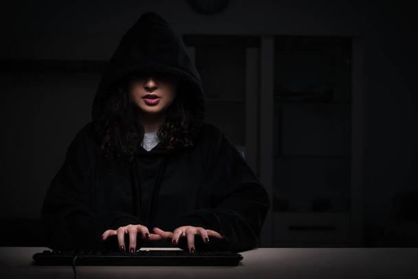 Femmina hacker hacking firewall di sicurezza in ritardo in ufficio - Foto, immagini