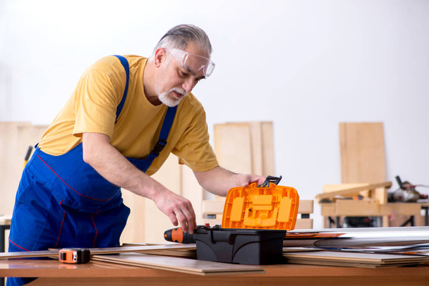 Viejo carpintero trabajando en taller - Foto, Imagen