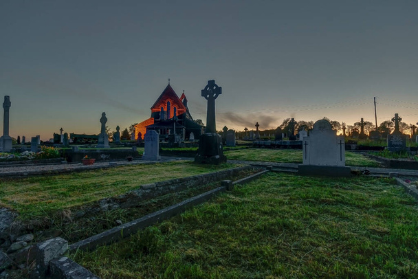 Старое ирландское кладбище в вечернее время днем - Фото, изображение