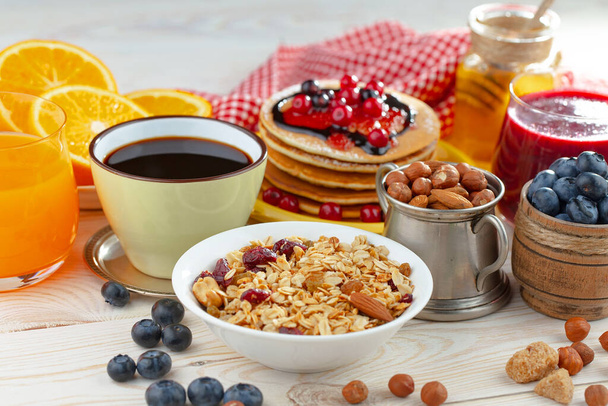 Υγιές πρωινό σε παλιό φόντο. Η έννοια των νόστιμων και υγιεινών τροφίμων. - Φωτογραφία, εικόνα