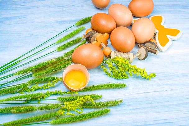kuřecí vejce na dřevěném pozadí, přírodní dekorace - Fotografie, Obrázek