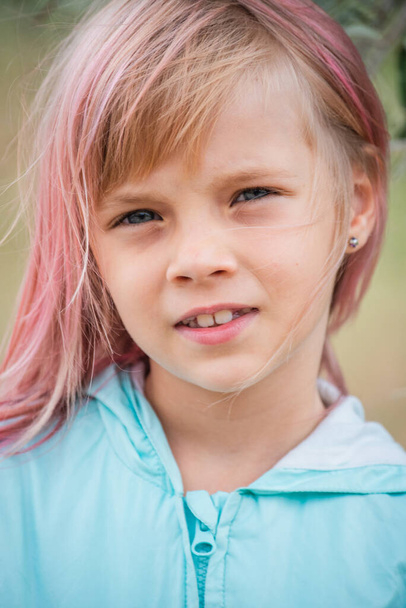 aranyos gyermek lány portré. Aranyos kislány kültéri portréja a nyári napokon. Portré egy rózsaszín hajú kislányról. 6-7 éves gyermek - Fotó, kép