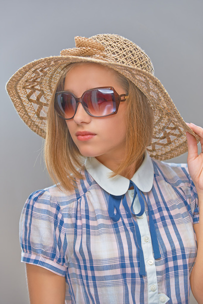 young woman in sunglasses and straw hat - Φωτογραφία, εικόνα