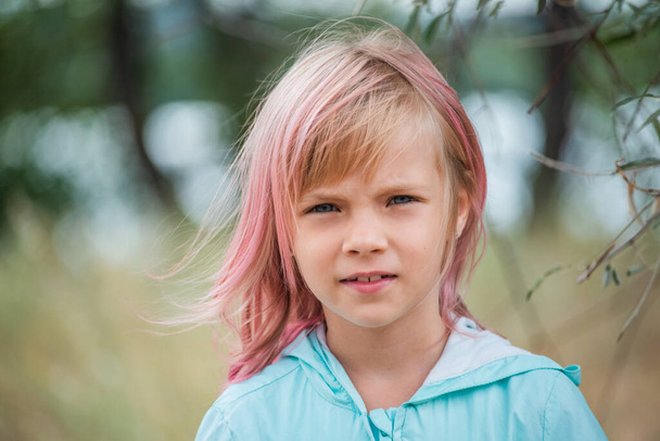 可愛い子の肖像。夏の日にかわいい女の子の屋外肖像画。ピンクの髪の少女の肖像画。6-7歳の子。 - 写真・画像