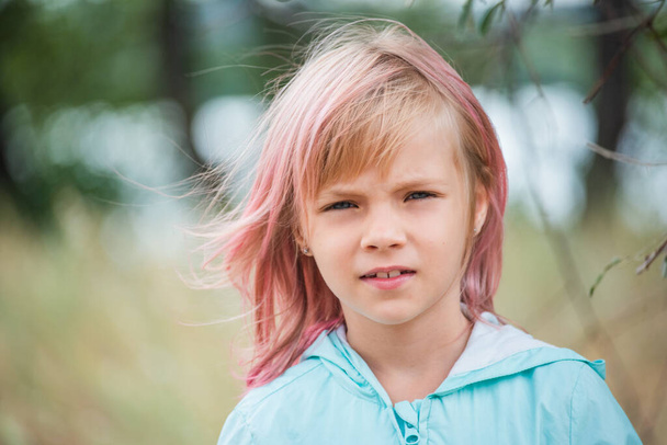 可愛い子の肖像。夏の日にかわいい女の子の屋外肖像画。ピンクの髪の少女の肖像画。6-7歳の子。 - 写真・画像