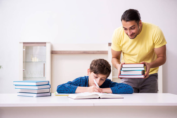 Vater hilft seinem Sohn bei der Schulvorbereitung - Foto, Bild