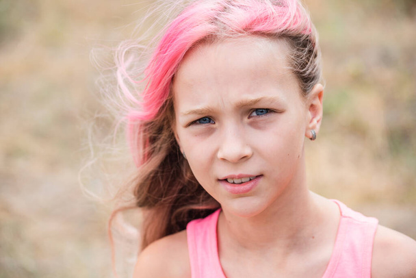 ładny portret dziewczynki dziecka. Odkryty portret uroczej dziewczynki w letni dzień. Portret dziewczynki z różowymi włosami. Dziecko w wieku 6-7 lat. Nastolatek - Zdjęcie, obraz