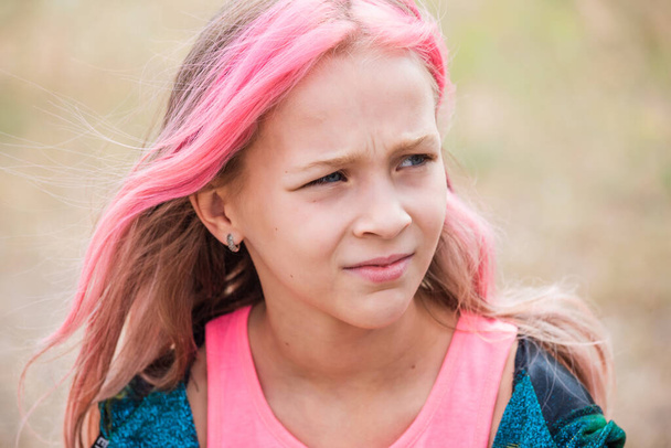 ładny portret dziewczynki dziecka. Odkryty portret uroczej dziewczynki w letni dzień. Portret dziewczynki z różowymi włosami. Dziecko w wieku 6-7 lat. Nastolatek - Zdjęcie, obraz