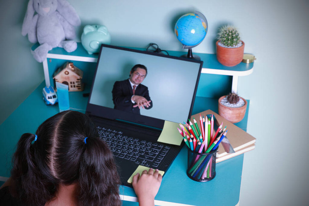 Μαθαίνοντας απόσταση internet σε απευθείας σύνδεση με τη χρήση υπολογιστή. Ασιατικό κορίτσι που μαθαίνει online εκπαίδευση μελετώντας μέσω της οθόνης του υπολογιστή με τους άνδρες δασκάλους να διδάσκουν στο σπίτι. Έννοια εκπαίδευση κοινωνική απόσταση. - Φωτογραφία, εικόνα