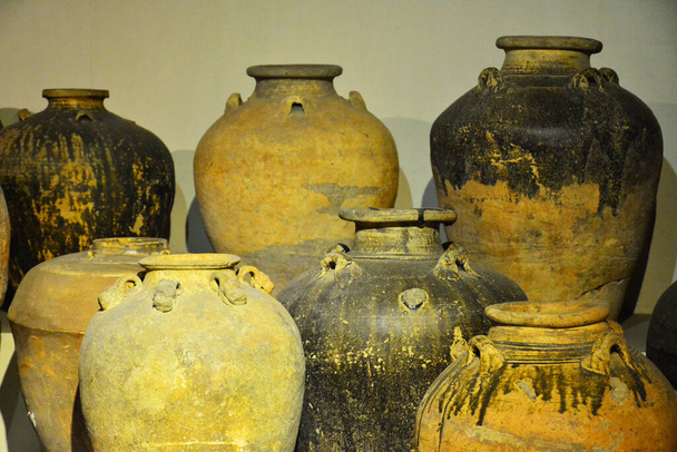 Exposição grande do armazenamento do frasco da água do galão do potenciômetro de argila no museu nacional - Foto, Imagem
