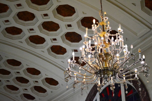 Dekorative hängende Kronleuchter an der Decke im Nationalmuseum - Foto, Bild