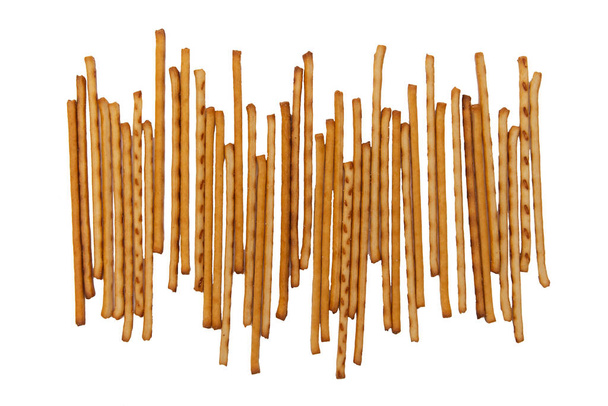 zoute kraker pretzel sticks geïsoleerd op witte achtergrond - Foto, afbeelding