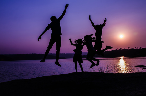 silhouet familie springen - Foto, afbeelding