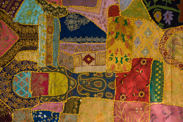 Vista superior de la alfombra patchwork india en la ciudad de Manali, Himachal Pradesh, India  - Foto, Imagen
