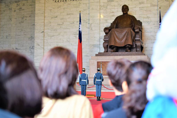 Toeristen kijken naar de wisseling van de bewakers in de Chiang Kai Shek Memorial Hall in Taiwan - Foto, afbeelding