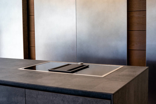 Moderní luxusní kuchyň. Moderní černý indukční vařič na mramorové desce. Kvalitní fotografie - Fotografie, Obrázek