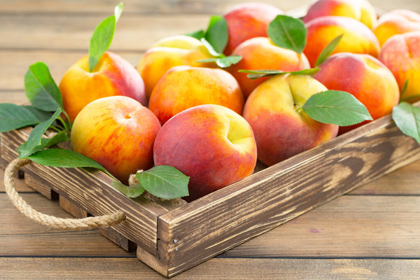 Kypsiä persikoita vanhalla taustalla - Valokuva, kuva
