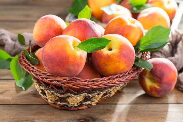 Kypsiä persikoita vanhalla taustalla - Valokuva, kuva