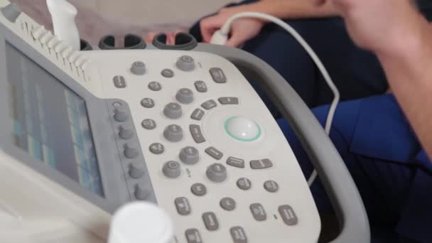 Doktor dělá ultrazvuk v lékařském středisku. - Záběry, video