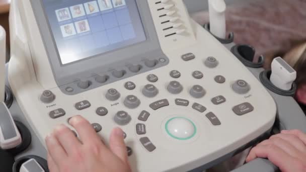 Doctor instalando una máquina de ultrasonido en un centro médico. - Imágenes, Vídeo