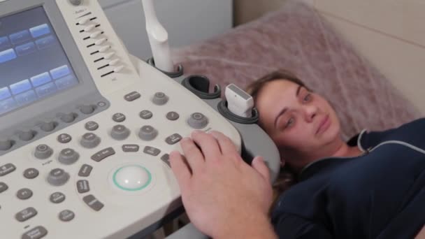 Lääkäri tekee ultraääntä terveyskeskuksessa.. - Materiaali, video