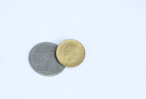 Монета Італії Лір гроші на білому тлі. REPVBLICA ITALIANA, Lire Italia фінансує концепцію фінансів. - Фото, зображення