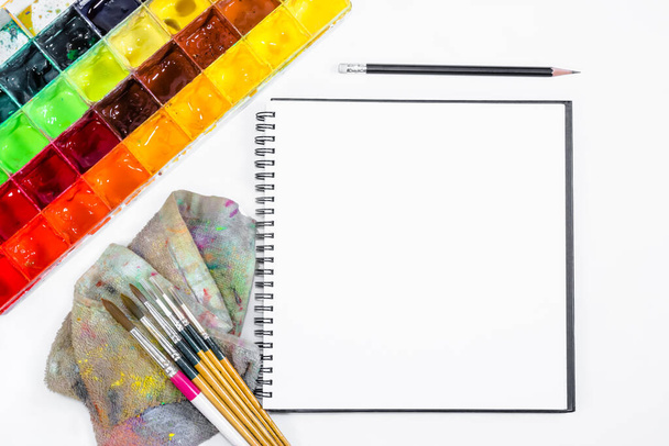 close-up open notitieboek met lade kleuren op de achtergrond - Foto, afbeelding