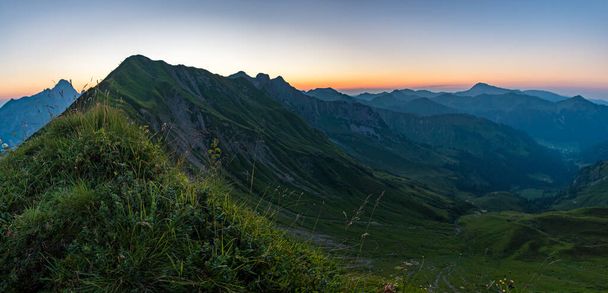 Traumhafte Sonnenuntergangstour auf der wunderschönen Hoferspitze bei Schrocken in den Allgäuer Alpen, Kleinwalsertal - Foto, Bild
