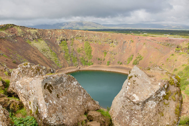 Панорамный вид на кратер вулкана Керио на юге Исландии летом - Фото, изображение
