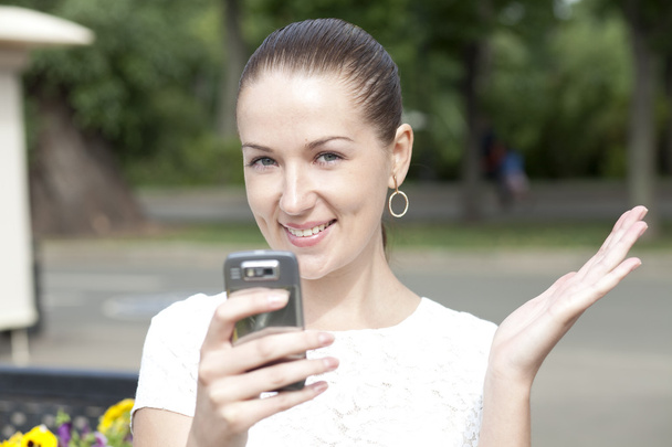 Happy woman talking on cell phone - Foto, Imagen