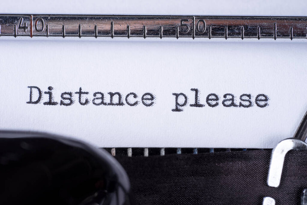 Vzdálenost prosím na bílém listu ve starém psacím stroji - Fotografie, Obrázek
