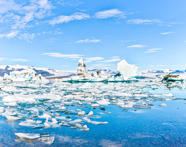 Panoráma képek a Joekularson gleccser lagúnáról fagyos jéggel nyáron - Fotó, kép