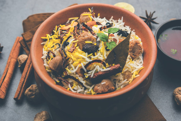 Szójabab Biryani - basmati rizs szójabeánnal vagy szójadarabbal és fűszerekkel főzve, más néven Pulao vagy Pilaf Indiában - Fotó, kép