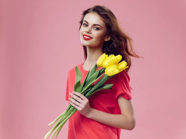 Femme avec bouquet de tulipes jaunes cadeau femme jour surprise  - Photo, image