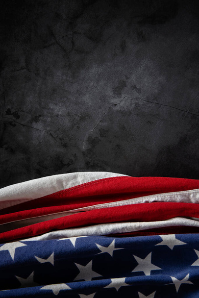 USA vlajka ležící na Cement pozadí. Americký symbol. 4. července nebo Memorial Day of United States. Kopírovat mezeru pro text - Fotografie, Obrázek
