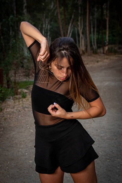 Fiatal gyönyörű kortárs táncos és koreográfus táncol a szabadban az erdőben. Nő táncol a környezetben. - Fotó, kép